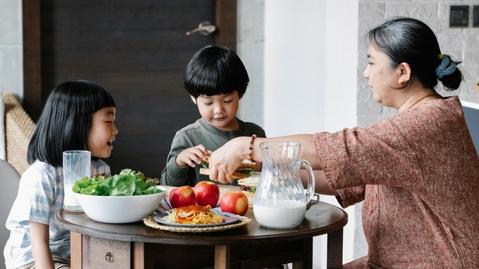 Anak makan makanan bernutrisi