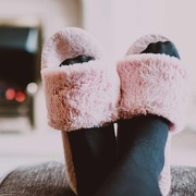 4 Manfaat Sandal Rumah yang Empuk, Sepele tapi Penting!