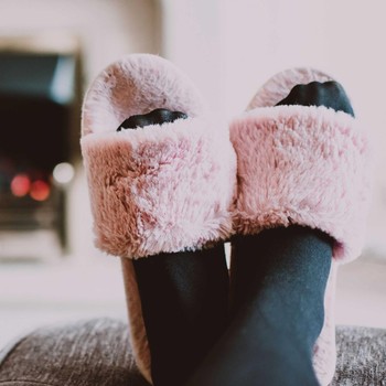 4 Manfaat Sandal Rumah yang Empuk, Sepele tapi Penting!