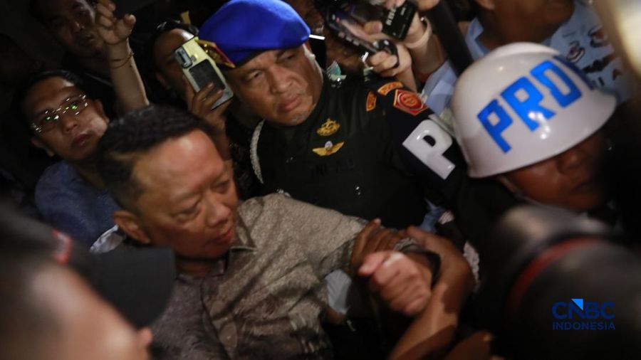 Mantan Jaksa Agung Muda Tindak Pidana Khusus (Jampidsus) Febrie Adriansyah usai menjalani pemeriksaan dalam investigasi dugaan tindak pidana pencucian duit (TPPU) di Gedung Utama Kejaksaan Agung (Kejagung) Jakarta, Jumat, (24/7/2026).