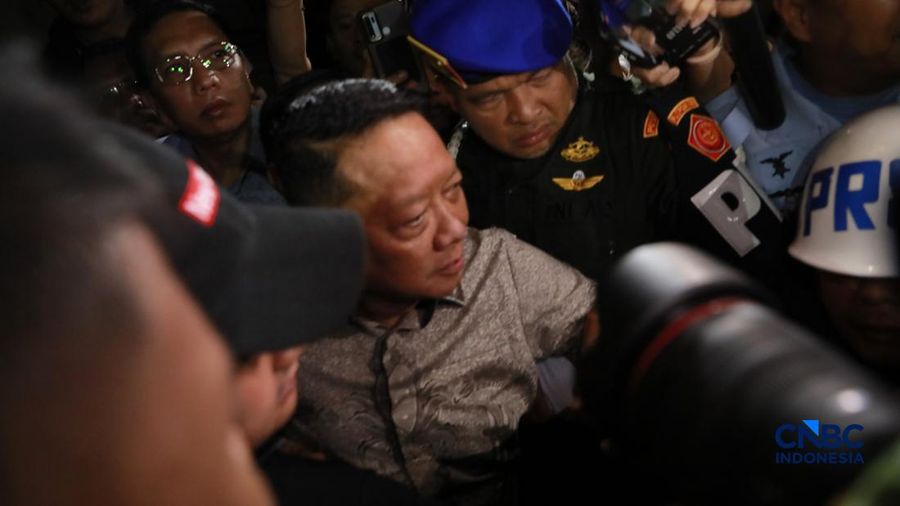 Mantan Jaksa Agung Muda Tindak Pidana Khusus (Jampidsus) Febrie Adriansyah usai menjalani pemeriksaan dalam investigasi dugaan tindak pidana pencucian duit (TPPU) di Gedung Utama Kejaksaan Agung (Kejagung) Jakarta, Jumat, (24/7/2026). (CNBC Indonesia/
