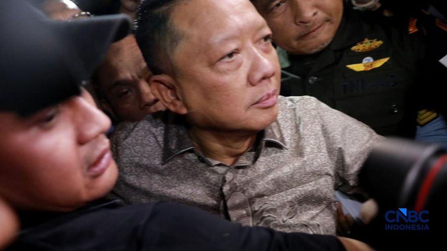 Mantan Jaksa Agung Muda Tindak Pidana Khusus (Jampidsus) Febrie Adriansyah usai menjalani pemeriksaan dalam investigasi dugaan tindak pidana pencucian duit (TPPU) di Gedung Utama Kejaksaan Agung (Kejagung) Jakarta, Jumat, (24/7/2026).