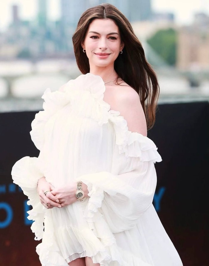 Masih dari cast The Odyssey, Anne Hathaway yang sedang hamil tampil stunning dengan makeup simpelnya saat menghadiri premiere film di London./ Foto: Instagram.com/anniecravemedia