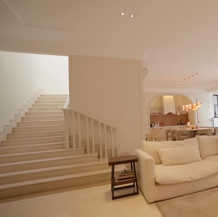 <p>Masuk ke ruang keluarga, Aaliyah Massaid dan Thariq mengusung konsep open space. Sofa berbentuk L berwarna putih mendominasi ruangan dan dipadukan dengan meja marmer berdesain modern. "Dan ini kan rumah juga pasti kan kita tuh suka nge-host juga ya. Kita suka host, kita suka ngumpulin teman-teman, kita suka ngumpulin keluarga. Apalagi rumahnya kita tuh pengin tetap nyaman, homie," tambah Aaliyah mengomentari pemanfaatan ruangan ini. (Foto: YouTube Thariq Halilintar)</p>