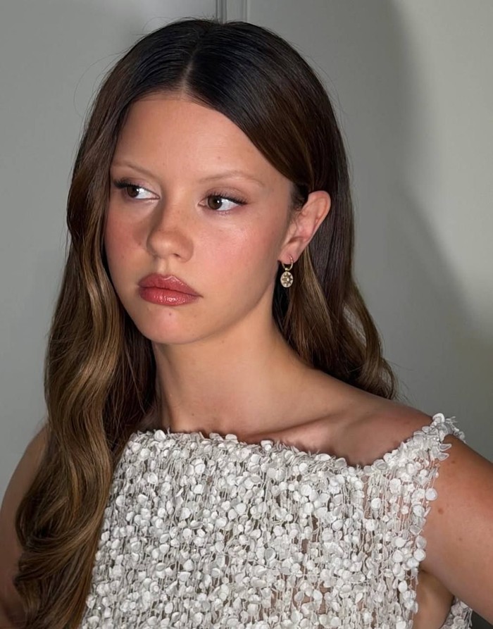 Mia Goth tampil dengan riasan minimalis namun tetap memukau saat menghadiri premiere film Odyssey di London./ Foto: Instagram.com/ninapark