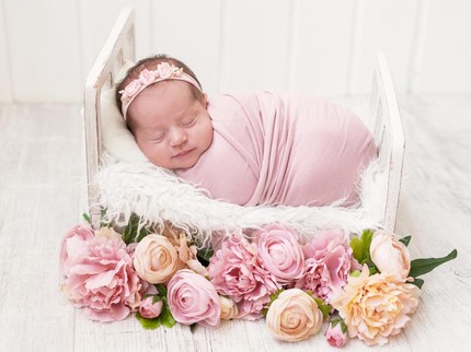 150 Nama Bayi Terinspirasi Bunga dan Artinya untuk Anak Laki-laki & Perempuan