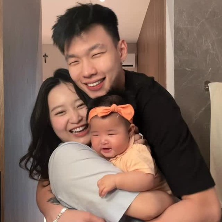 <p>Selebgram Nita Vior kini tengah disibukkan dengan peran barunya sebagai Bunda. Setelah menikah dengan pemain basket Vincent Kosasih, Vior dikaruniai seorang putri bernama Vinica Riviora Kosasih. Pada 28 Juli 2026, Vinica akan berusia 8 bulan. (Foto: Instagram @nitavior)</p>