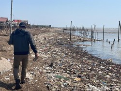 Jorok! Pantai Lestari Pati Penuh Sampah-Limbah