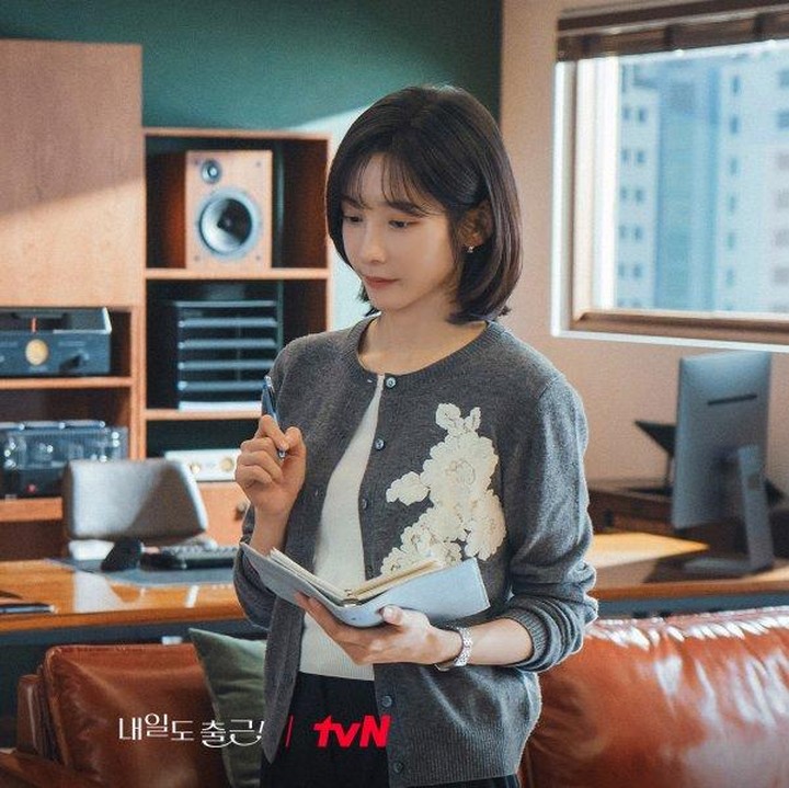 <p>Jika Bunda butuh inspirasi <em>office look</em> ala Korea Selatan, bisa sontek gaya Park Ji Hyun dalam salah satu adegan <em>See You at Work Tomorrow!</em>. Dalam drakor ini, ia mengenakan kardigan berwarna abu-abu dipadu inner putih. (Foto: tvN)</p>
