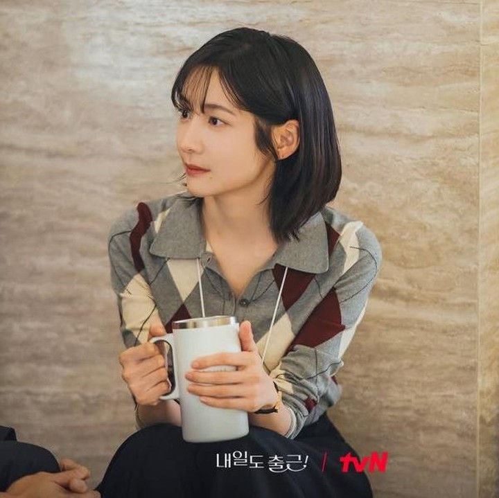 <p>Dalam drama Korea <em>See You at Work Tomorrow!</em>, Park Ji Hyun berperan sebagai Cha Ji Yoon, seorang pegawai kantoran. Outfit yang dikenakan sang aktris dalam drakor ini pun tampak selalu <em>stylish</em>. Misalnya saja saat ia mengenakan atasan argyle knit sweater polo sambil menenteng tumbler. (Foto: tvN)</p>