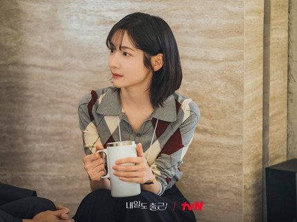 5 Ide Outfit ke Kantor ala Park Ji Hyun di Drama Korea 'See You at Work Tomorrow!'