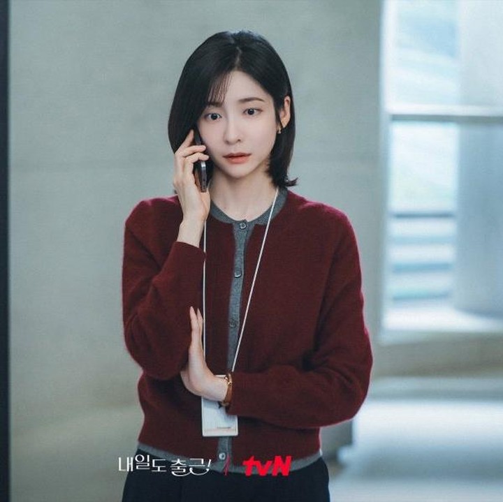 <p>Outfit ke kantor tak melulu harus formal dan berwarna gelap. Bunda juga bisa mengenakan <em>outfit smart casual</em> ala Park Ji Hyun yang mengenakan kardigan rajut merah tua dengan kerah bulat. (Foto: tvN)</p>