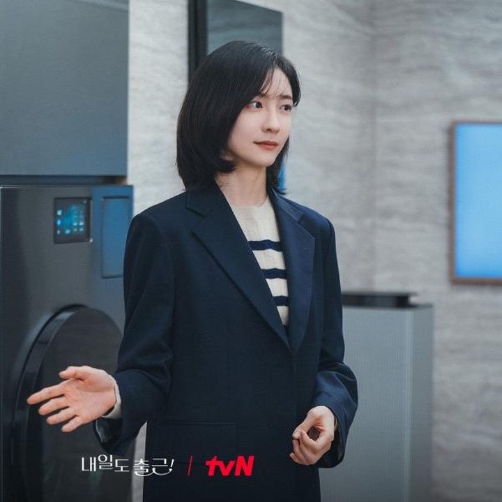 <p>Ada <em>meeting</em> dengan klien? Bunda bisa tiru gaya busana Park Ji Hyun yang mengenakan blazer kasual berwarna <em>navy blue</em> dipadu <em>striped knit top</em> itam-putih untuk <em>inner</em>. (Foto: tvN)</p>
