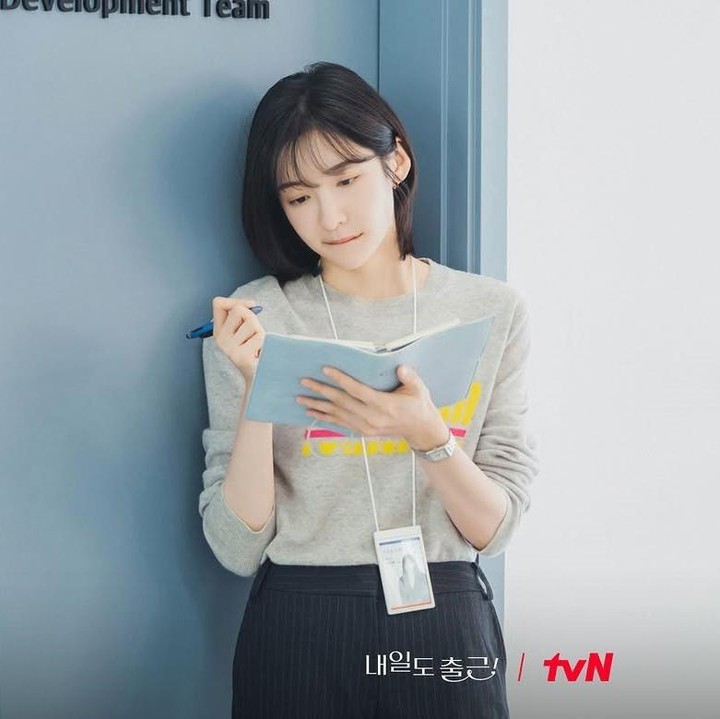 <p>Ingin tampilan lebih simpel saat ke kantor? Bunda bisa mengenakan sweater lengan panjang model crewneck warna abu-abu muda dengan bawahan sselana panjang formal kain berwarna hitam atau biru dongker tua seperti Park Ji Hyun . (Foto: tvN)</p>