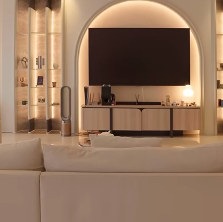 <p>Pasangan yang menikah pada Jumat, 26 Juli 2024 di Hotel Raffles, Jakarta Selatan ini mengusung konsep modern klasik dengan nuansa hangat. Setiap sudut rumah didesain nyaman dominasi warna netral seperti putih dan krem. (Foto: YouTube Thariq Halilintar)</p>