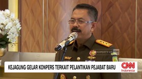 Jaksa Agung Sanitiar Burhanuddin resmi melantik sejumlah pejabat tinggi Kejaksaan Agung di Gedung Kejaksaan Agung, Jumat (24/7).

Beberapa pejabat yang dilantik di antaranya, Wakil Jaksa Agung Asep Nana Mulyana, Jaksa Agung Muda Tindak Pidana Umum