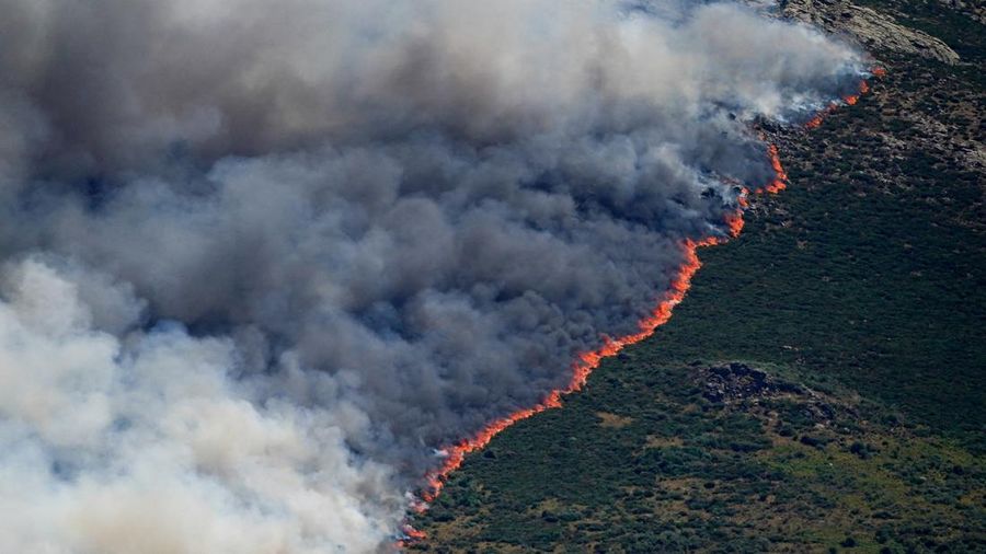 Pemandangan kebakaran rimba nan menyebar di pegunungan Burgohondo, di Avila, Spanyol, 23 Juli 2026.