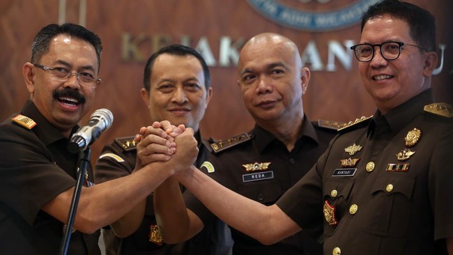 Pejabat baru di lingkungan Kejaksaan Agung (Kejagung), yakni Wakil Jaksa Agung Asep Nana Mulyana (kiri), Jaksa Agung Muda Tindak Pidana Khusus (Jampidsus) Kuntadi (kanan), Jaksa Agung Muda Intelijen (Jamintel) Reda Manthovani (kedua kanan), dan Jaksa