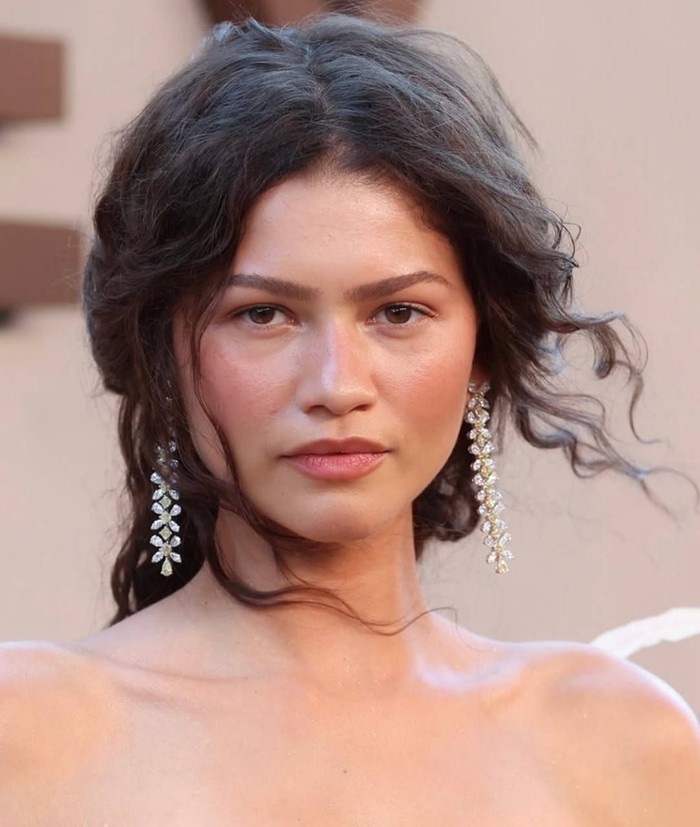 Saat menghadiri acara premiere film The Odyssey di New York, Zendaya berhasil mencuri perhatian dengan tampilan makeup-nya yang clean dan flawless./ Foto: Instagram.com/zendayaaaluvvv