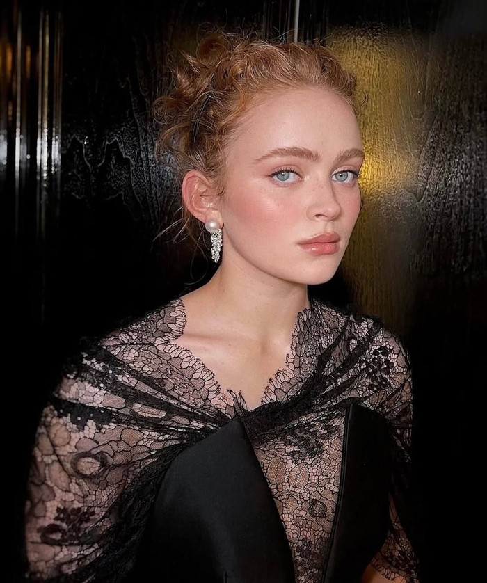 Sadie Sink pernah menghadiri Met Gala 2025 dengan tampilan riasan natural namun tetap memberikan kesan glowy dan peachy tone./ Foto: Instagram.com/sadiesink_