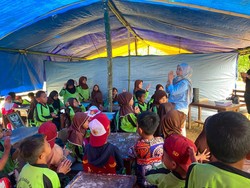 Kala 50 Murid SD di Berau Belajar Beratapkan Terpal