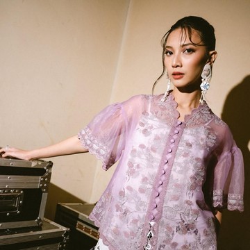 Sheila Dara Ungkap Kisah Manis dan Hangat tentang Kebaya di Berbagai Perjalanan Hidup