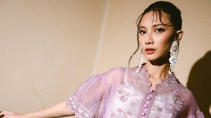 Sheila Dara Ungkap Kisah Manis dan Hangat tentang Kebaya di Berbagai Perjalanan Hidup