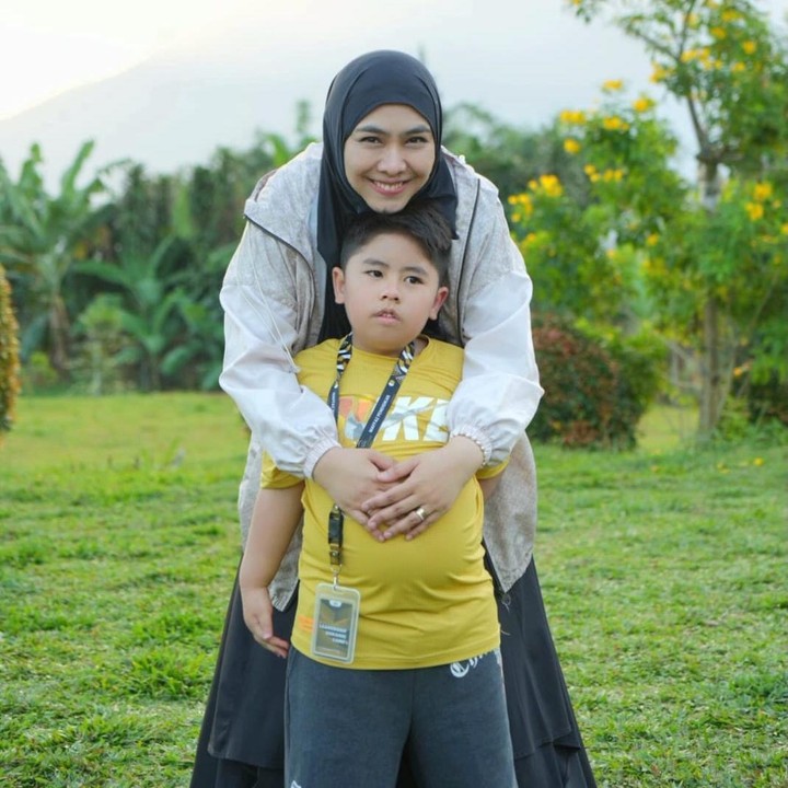 <p>Anak bungsu Oki, Sulaiman, lahir pada 16 November 2020. Sejak didiagnosis mengidap Prader-Willi Syndrome (PWS), Sulaiman rutin menjalani terapi. Beberapa waktu lalu, Oki sempat menceritakan soal pengobatan sang putra yang masih terus berjalan hingga saat ini. Sulaiman yang sudah mulai bersekolah kini sudah bisa diajak berkomunikasi dan memahami soal kosakata. (Foto: Instagram @okisetianadewi)</p>