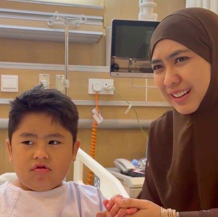 <p>Sulaiman menjalani tindakan sunat di usianya yang sebentar lagi menginjak enam tahun. Keputusan ini diambil setelah Oki berkonsultasi dengan dokter. Perlu diketahui, Sulaiman terlahir dengan kondisi genetik langka, yakni mengidap Prader-Willi Syndrome (PWS). (Foto: Instagram @okisetianadewi)</p>