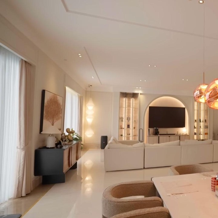 <p>Thariq Halilintar bersama Aaliyah Massaid membagikan tur rumah baru mereka lewat channel <em>YouTube Thariq Halilintar</em>. "Perjalanan rumah ini finallys feels like homey all," kata Thariq Halilintar. Ia pun membeberkan alasan untuk merenovasi tempat tinggalnya tersebut. "Dari kerasahan ketika kita baru pindah rumah gimana caranya bikin tempat tinggal kita ini nyaman memutuskan merenovasi rumah," ucapnya.&nbsp; (Foto: YouTube Thariq Halilintar)</p>