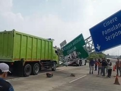 Truk Tabrak Tiang Penunjuk Arah di Tol Cijago Arah Limo hingga Roboh