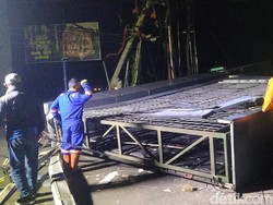 Videotron di Majalengka Roboh Timpa Pemotor Wanita