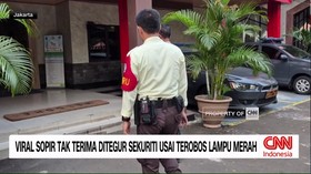 Aksi nekat sebuah mobil mewah yang menerobos lampu merah di zebra cross depan Halte Transjakarta Bundaran HI, Menteng, Jakarta Pusat, viral di media sosial.
Pengemudi mobil sempat cekcok dengan petugas sekuriti proyek MRT yang menggedor mobil lantar