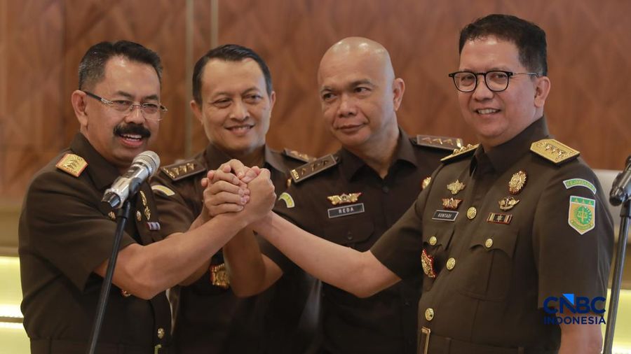 Wakil Jaksa Agung Republik Indonesia Asep Mulyana,  Jaksa Agung Muda Bidang Pengawasan (Jamwas) Rudi Margono, Jaksa Agung Muda Bidang Intelijen (Jamintel), Reda Manthovani, dan Jaksa Agung Muda Bidang Tindak Pidana Khusus (Jampidus), Kuntadi memberi salam komando saat konvensi pers usai pelantikan di Gedung Kejagung, Jakarta, Jumat (24/7/2026). (CNBC Indonesia/Muhammad Sabki)