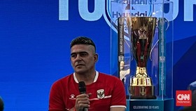 Dua Legenda Timnas Indonesia, Bambang Pamungkas dan Cristian Gonzales menghadiri acara ASEAN Cup Trophy Tour di Jakarta, Sabtu (25/7).