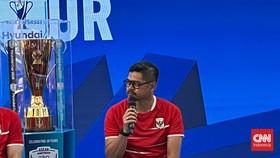 Dua Legenda Timnas Indonesia, Bambang Pamungkas dan Cristian Gonzales menghadiri acara ASEAN Cup Trophy Tour di Jakarta, Sabtu (25/7).