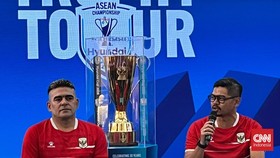 Dua Legenda Timnas Indonesia, Bambang Pamungkas dan Cristian Gonzales menghadiri acara ASEAN Cup Trophy Tour di Jakarta, Sabtu (25/7).