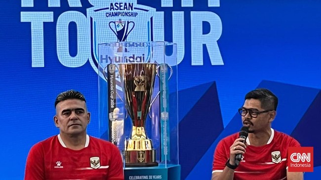Dua Legenda Timnas Indonesia, Bambang Pamungkas dan Cristian Gonzales menghadiri acara ASEAN Cup Trophy Tour di Jakarta, Sabtu (25/7).