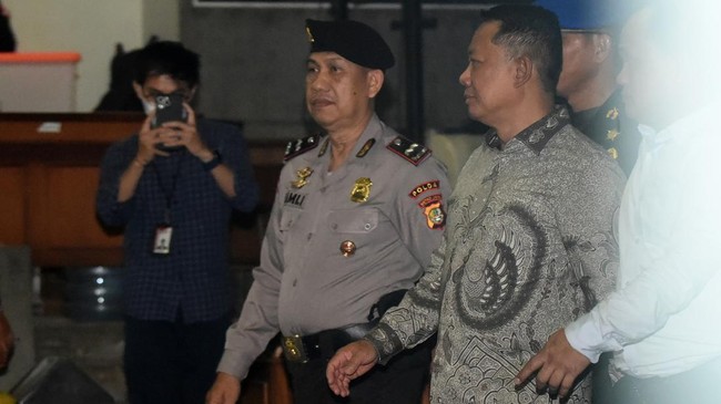 Tersangka yang merupakan mantan Jaksa Agung Muda Tindak Pidana Khusus (Jampidsus) Febrie Adriansyah (kanan) dikawal menuju Rutan Cabang KPK, di Gedung Merah Putih KPK, Jakarta, Jumat (24/7/2026). Kejaksaan Agung menitipkan penahanan Febrie Adriansyah