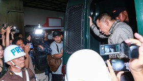 Tersangka mantan Jaksa Agung Muda Tindak Pidana Khusus (Jampidsus) Febrie Adriansyah (kanan) turun dari mobil tahanan setibanya di Rutan Cabang KPK, Gedung KPK, Jakarta, Jumat (24/7/2026). Kejaksaan Agung menitipkan penahanan Febrie Adriansyah di Rut