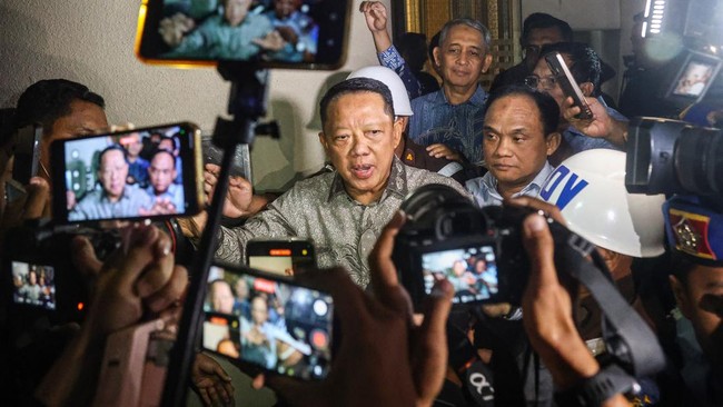 MantanJaksa Agung Muda Bidang Tindak Pidana KhususFebrie Adriansyah (kiri) menjawab pertanyaan wartawan seusai menjalani pemeriksaan di Kejaksaan Agung, Jakarta, Jumat (24/7/2026). Kejaksaan Agung resmi menahanFebrie Adriansyah sebagaitersangka dugaa