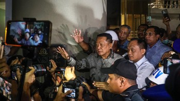 Mantan Jaksa Agung Muda Bidang Tindak Pidana Khusus Febrie Adriansyah (kiri) menjawab pertanyaan wartawan seusai menjalani pemeriksaan di Kejaksaan Agung, Jakarta, Jumat (24/7/2026). Kejaksaan Agung resmi menahan Febrie Adriansyah sebagai tersang