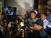 Mantan Jaksa Agung Muda Bidang Tindak Pidana Khusus Febrie Adriansyah (kiri) menjawab pertanyaan wartawan seusai menjalani pemeriksaan di Kejaksaan Agung, Jakarta, Jumat (24/7/2026). Kejaksaan Agung resmi menahan Febrie Adriansyah sebagai tersang