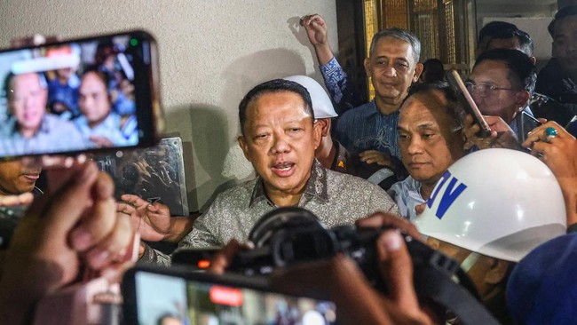 Mantan Jaksa Agung Muda Bidang Tindak Pidana Khusus Febrie Adriansyah (kiri) menjawab pertanyaan wartawan seusai menjalani pemeriksaan di Kejaksaan Agung, Jakarta, Jumat (24/7/2026). Kejaksaan Agung resmi menahan Febrie Adriansyah sebagai tersang