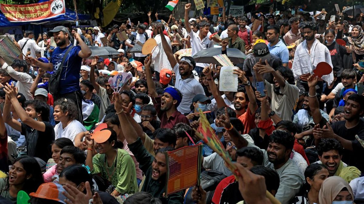 Demonstran Rayakan Kemenangan Usai Menteri Pendidikan India Mundur