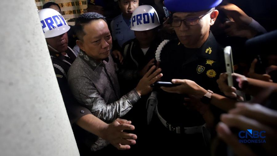 Mantan Jaksa Agung Muda Tindak Pidana Khusus (Jampidsus) Febrie Adriansyah usai menjalani pemeriksaan dalam investigasi dugaan tindak pidana pencucian duit (TPPU) di Gedung Utama Kejaksaan Agung (Kejagung) Jakarta, Jumat, (24/7/2026).