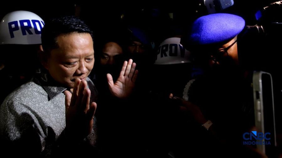 Mantan Jaksa Agung Muda Tindak Pidana Khusus (Jampidsus) Febrie Adriansyah usai menjalani pemeriksaan dalam investigasi dugaan tindak pidana pencucian duit (TPPU) di Gedung Utama Kejaksaan Agung (Kejagung) Jakarta, Jumat, (24/7/2026). (CNBC Indonesia/