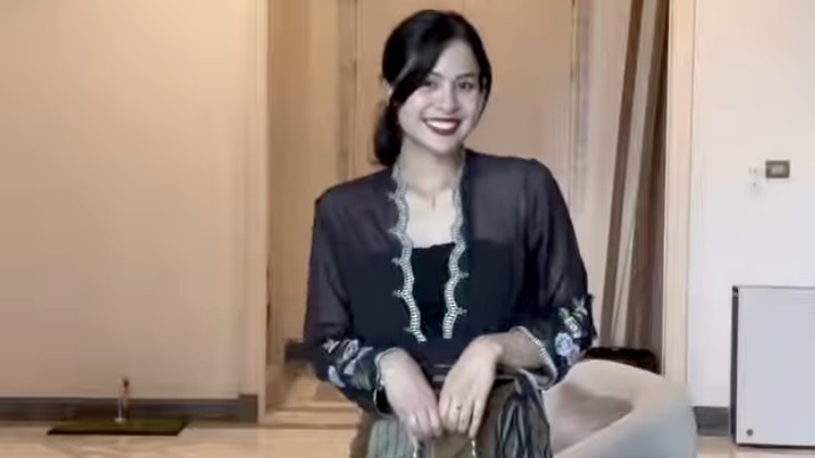 Maudu Ayunda berkebaya