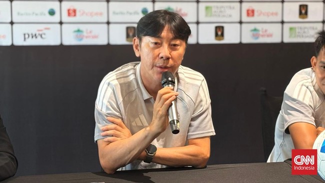 Pelatih dan Pemain Persija Jakarta Shin Tae Young
dan Witan Sulaeman.