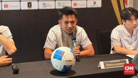 Pelatih dan Pemain Persija Jakarta Shin Tae Young
dan Witan Sulaeman.